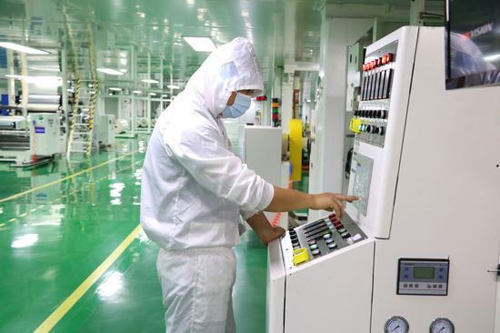 疫情催生业绩狂欢 振德医疗上半年净赚超9亿，医用口罩和防护服成最大功臣